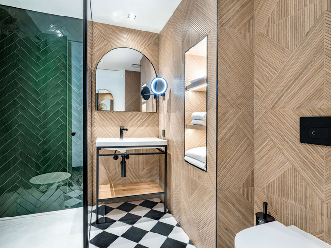Bathroom 5, DoubleTree by Hilton Nice Centre Iconic, Alpes-Maritimes