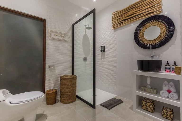 Bathroom 5, Central 4 bedr villa 5min walk from eat street&Beach, Badung