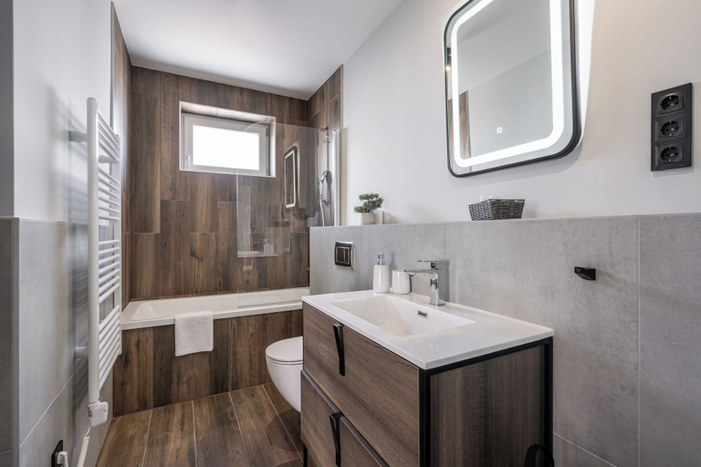 Bathroom 3, Radnoti Home, Veszprém