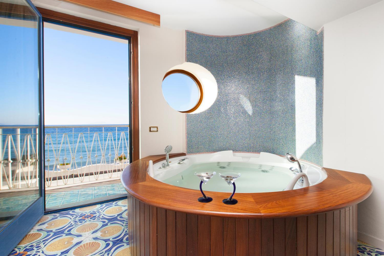 Bathroom 5, Alimuri Bay Resort, Napoli
