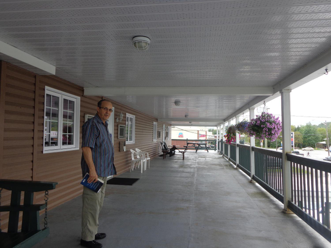 Others 2, Happy Motel, Madawaska