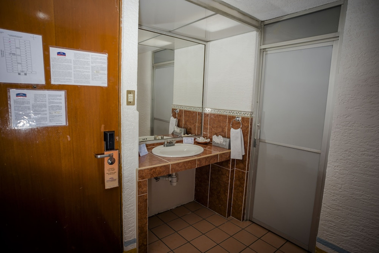 Bathroom 5, Howard Johnson Calle Real Morelia, Morelia