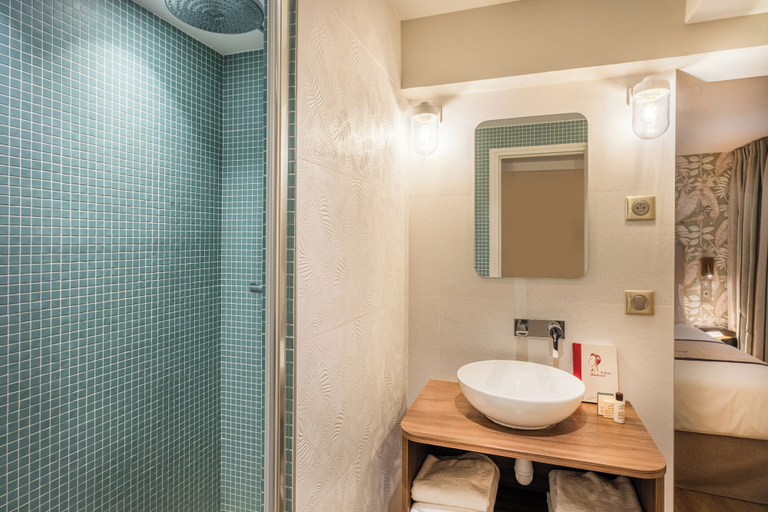 Bathroom 4, Hôtel Littéraire Arthur Rimbaud, BW Signature Collection, Paris