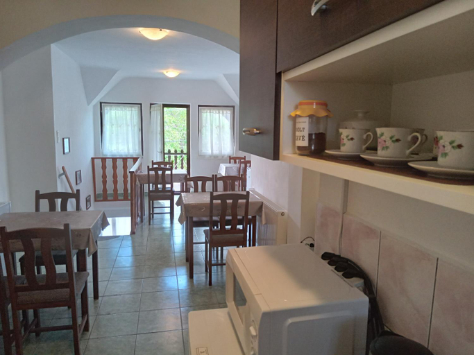 Others 5, SZIESZTA APARTMAN, Gárdony