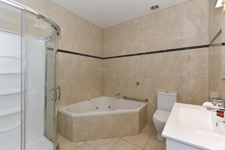 Bathroom 3, Aoraki Court Motel, Mackenzie