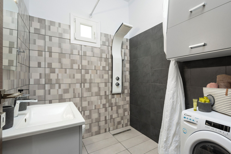 Bathroom 5, Fiorita Ionica, Ionian Islands