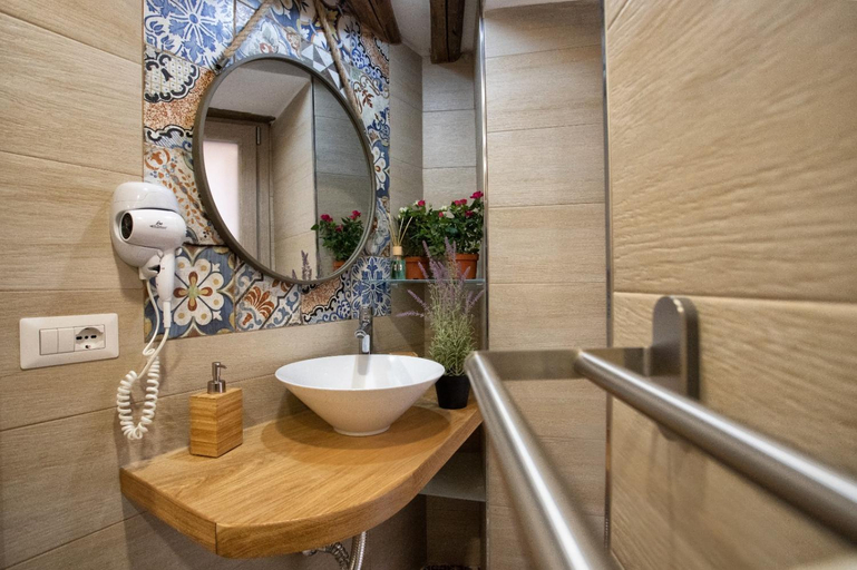 Bathroom 1, Rosso Corallo, Agrigento