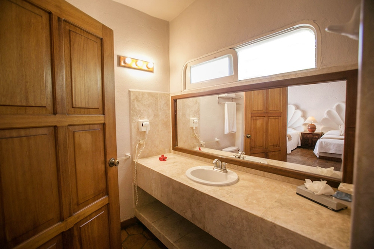 Bathroom 3, Club Del Moro Hotel Suites, La Paz