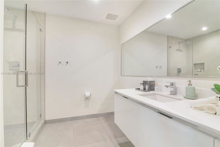 Room 4, Near Beach Rooftop Pool Hot Tub Broad Walk, Broward