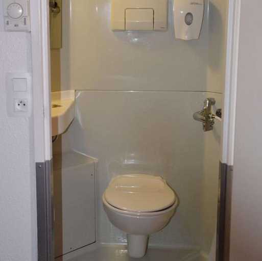 Bathroom 10