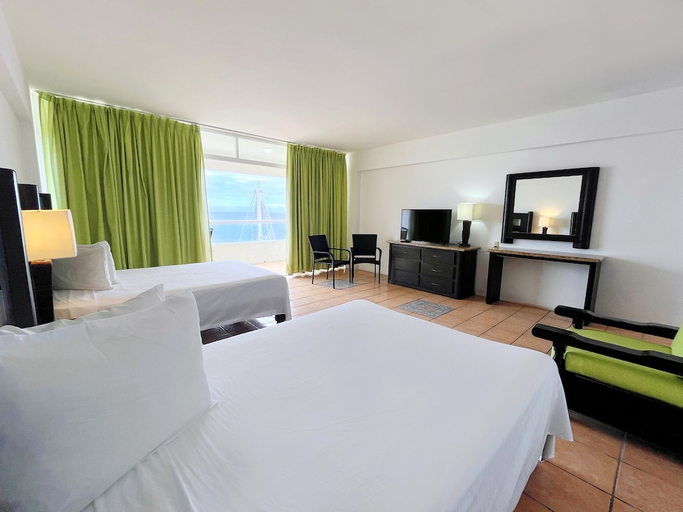 Bedroom 2, Hotel Delfin Vista Pier Beach Front, Puerto Vallarta