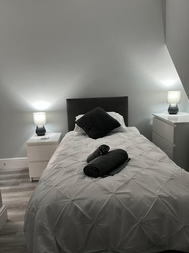 Bedroom 2, Entire spacious 4 bedroom apartment in Bournemouth, Bournemouth