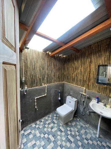 Bathroom 3, Chimney Farmstay, Darjiling
