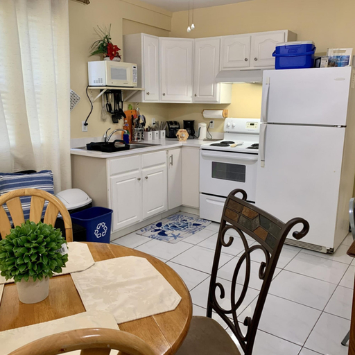 Room 3, 3-suite Group Stay Steps to Beach Sleeps 13