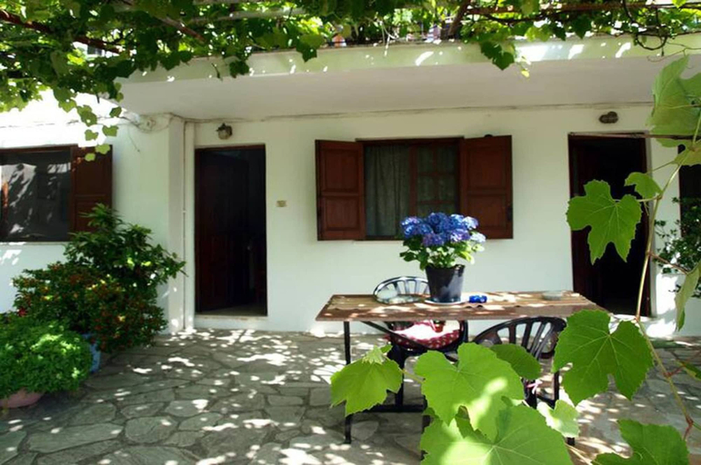 Room 3, Paradeisos Flatlet With Garden View, Thessaly