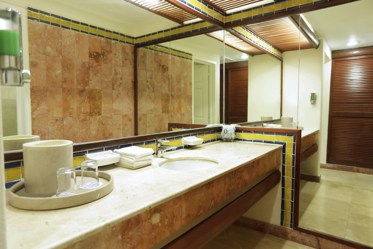 Bathroom 5, Viva Azteca by Wyndham, A Trademark Resort, Cozumel