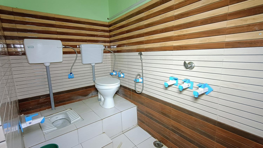 Bathroom 5, vaidehi homlee premium stay, 3kms from Shri Ram janmbhoomi, Ayodhya, Faizabad