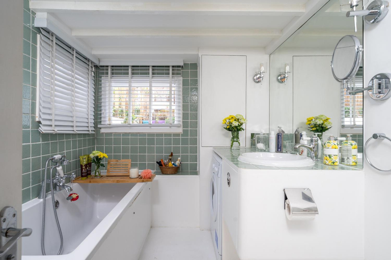 Bathroom 3, Stylish flat with private yard in Shepherd Bush, London