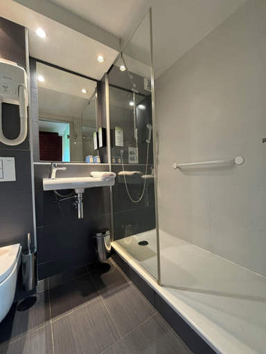 Bathroom 5, Kyriad Bordeaux Lormont, Gironde