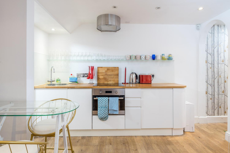 Others 5, Stylish flat with private yard in Shepherd Bush, London