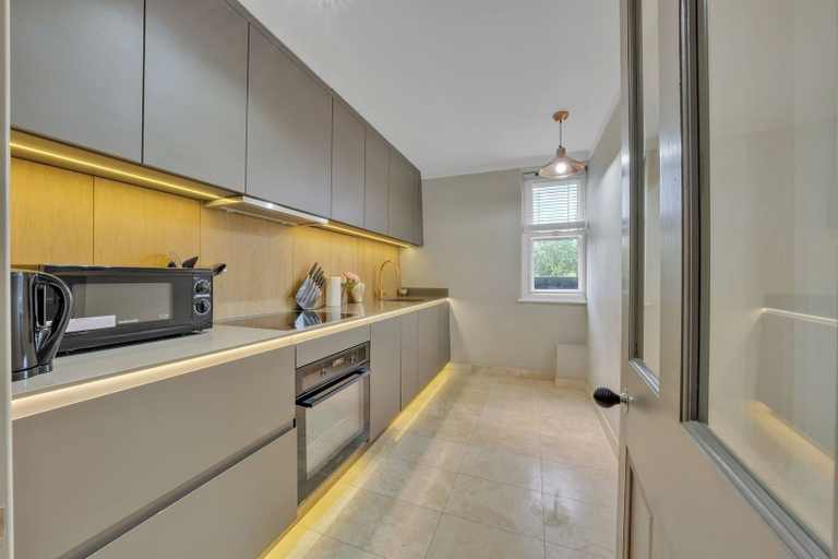Others 3, The Hans Residences, London