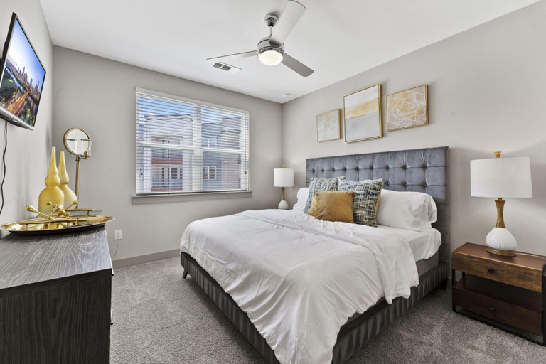 Bedroom 3, Elegant 1BR King Suite Close to DT w Fast Wifi, Travis