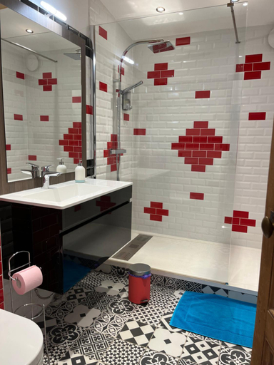 Bathroom 2, Le P’tit Bois Dore, Gironde