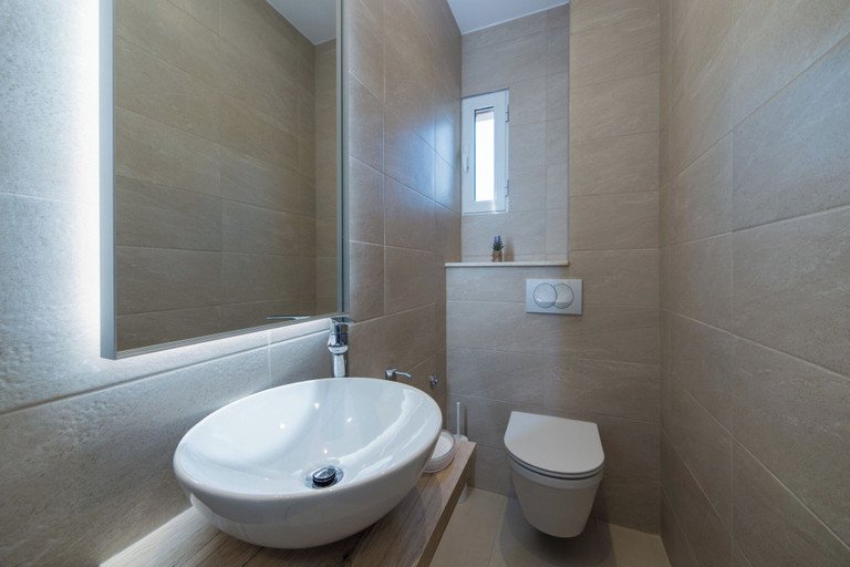 Bathroom 3, Apartments Ema, Ploče