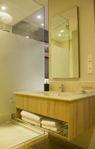 Bathroom 4, Avanti Hotel, District 1