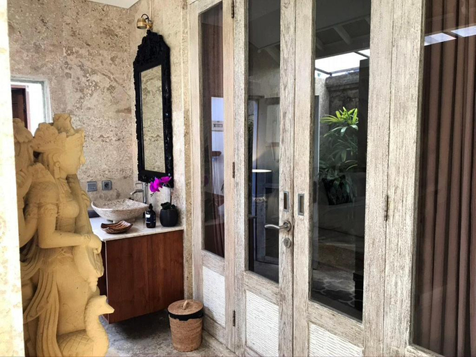 Bathroom 4, Modern , art-design 3 BR villa & pool in Seminak, Badung