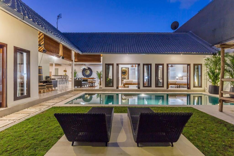 Oberoi new 4 bedr villa 5min walk from eat street&Beach, Badung