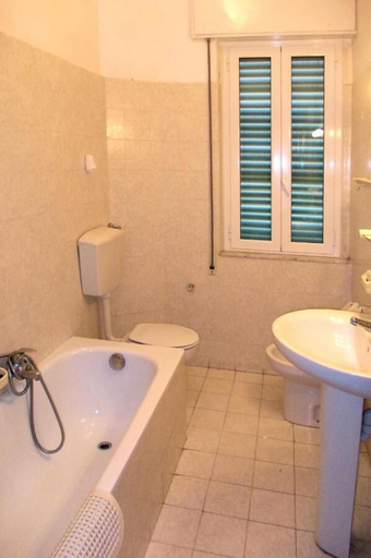 Bathroom 4, Aurelia 158, Savona