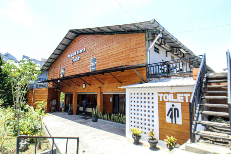 Exterior & Views 13