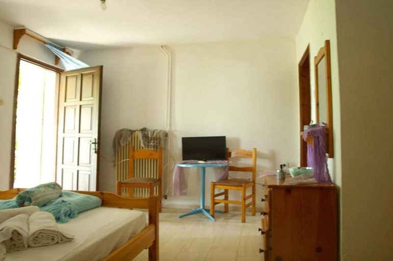 Room 2, Paradeisos Flatlet With Garden View, Thessaly