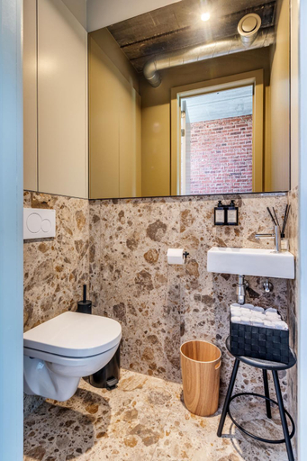Bathroom 2, Gare 55, Oost-Vlaanderen