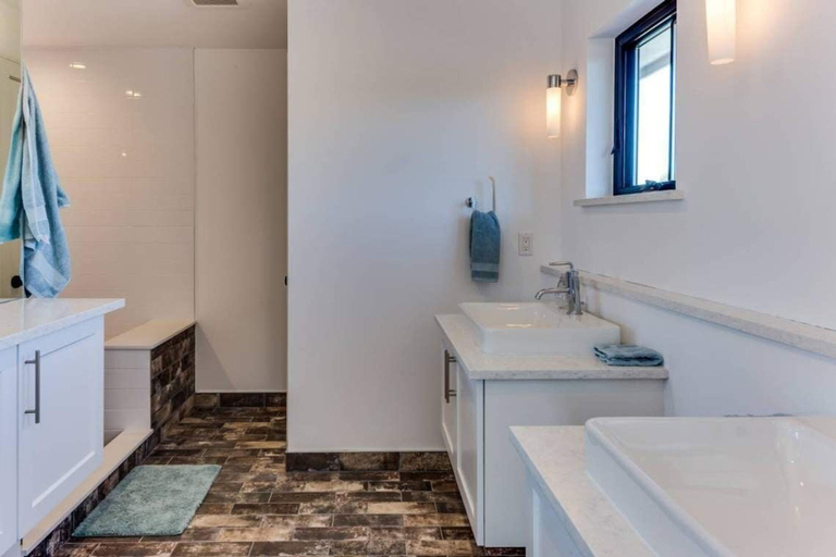 Bathroom 4, Sandpoint by Rove Travel Modern 5BR w Pool, Suffolk
