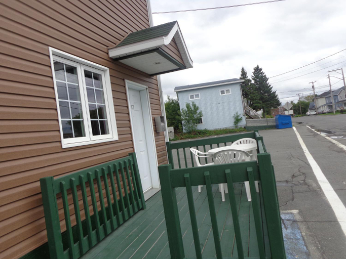 Others 4, Happy Motel, Madawaska