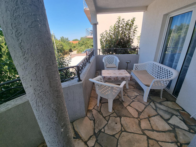Others 4, Apartmani MINA