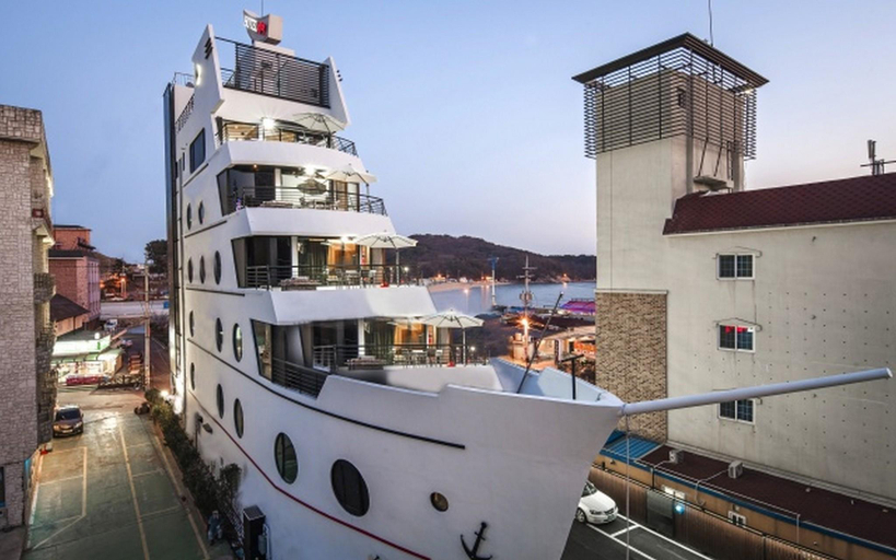 Exterior & Views