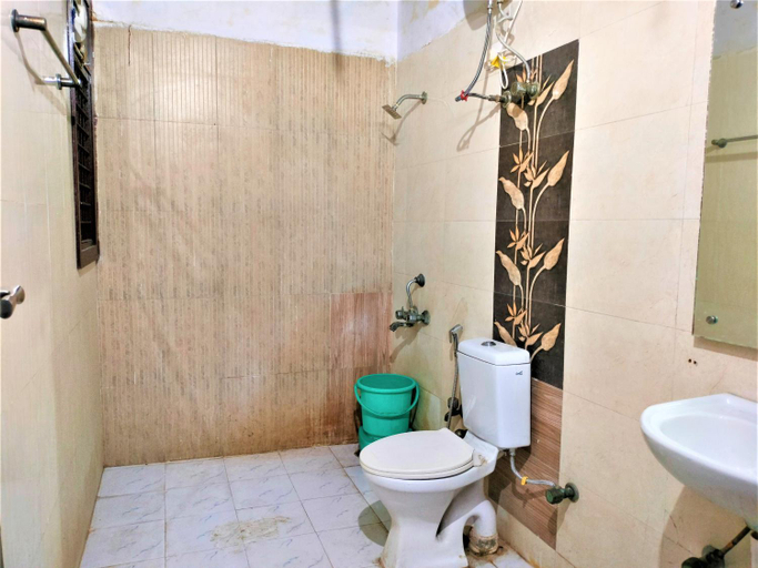 Bathroom 4, Hotel White Palace ( Near to Nizamuddin Railway Station ), Delhi