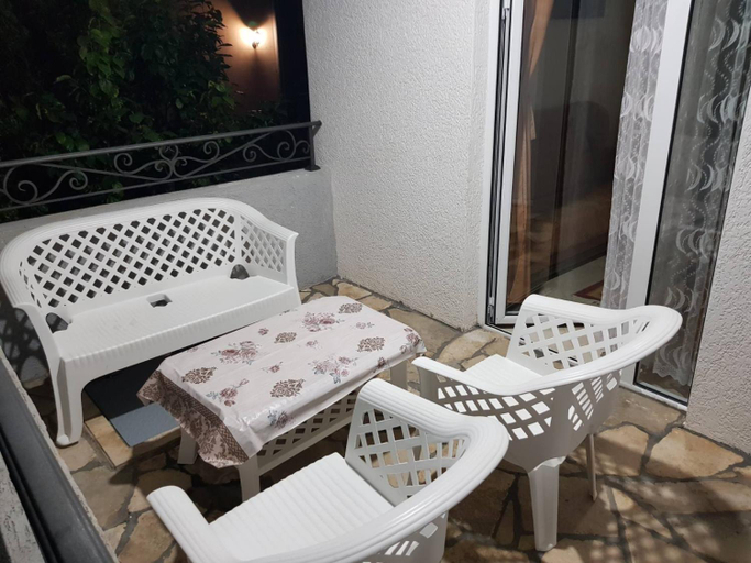 Others 5, Apartmani MINA