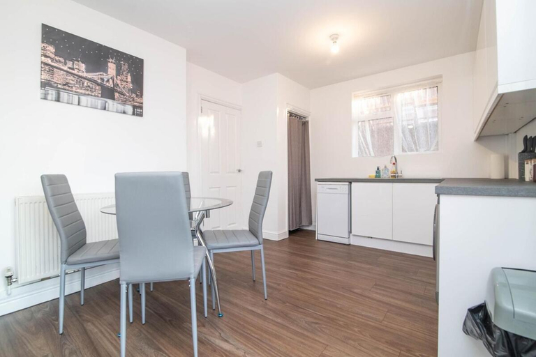 Others 5, Spacious two bed house with parking and garden, Dudley