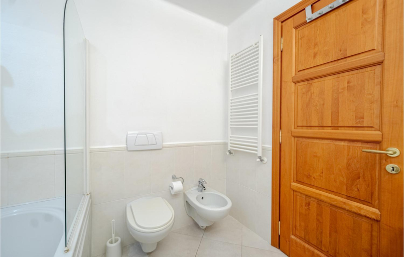 Bathroom 3, Mimosa, Genova