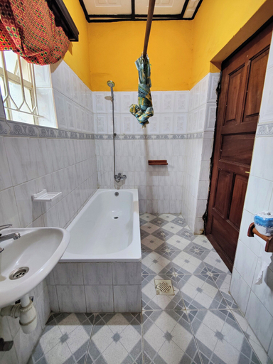 Bathroom 4, Amahoro Guest House, Musanze