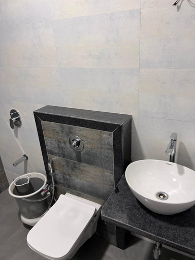 Bathroom 4, Pinakii Comfort Stay, Vile Parle – Near Airport, Mumbai Suburban