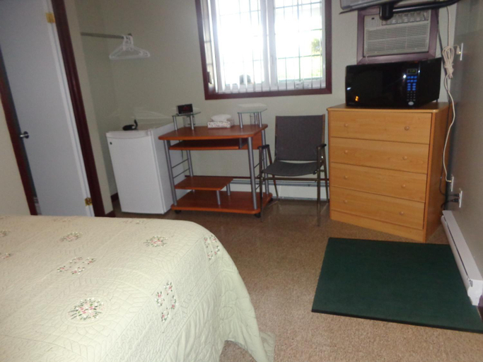 Others 5, Happy Motel, Madawaska