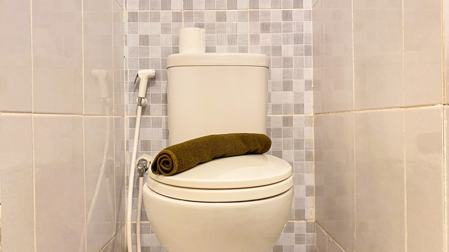 Bathroom 5, Cozy Studio Apartment at Tokyo Riverside PIK 2 By Travelio, Tangerang