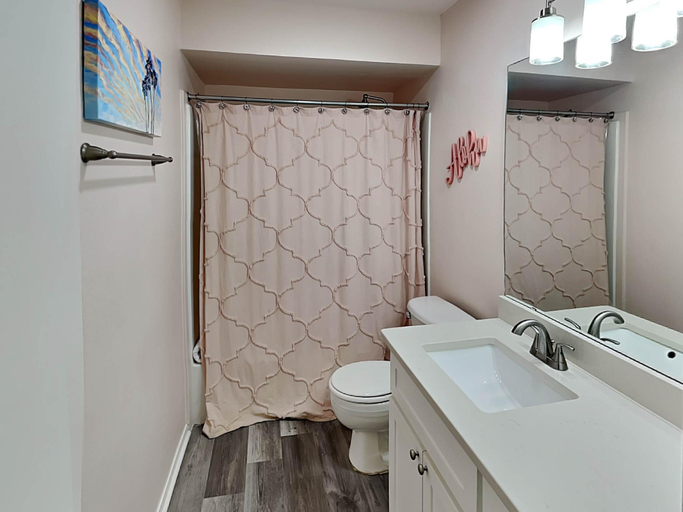 Bathroom, Lets Flamingle, Nueces