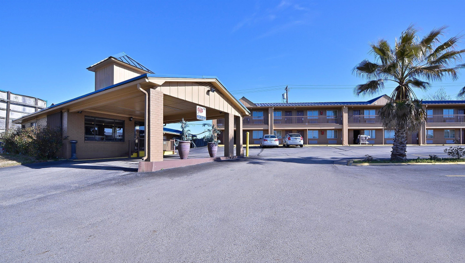 Exterior & Views 2, Xecutive Inn and Suites, Shelby
