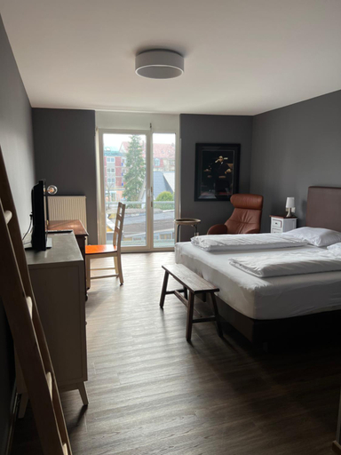 Bedroom 3, The Season, Karlsruhe